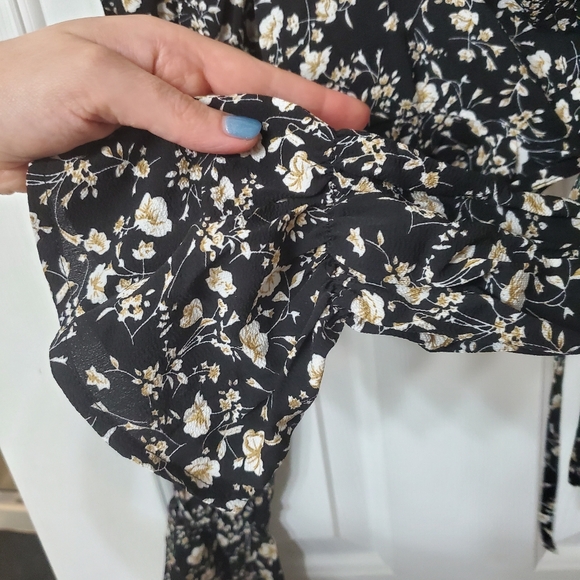 🐸$2🐸Floral Crop Blouse - Picture 3 of 6